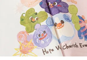 Nahaufnahme von bunten Cartoon-Prints und Baumwolltextur auf rosa Kinder-T-Shirt