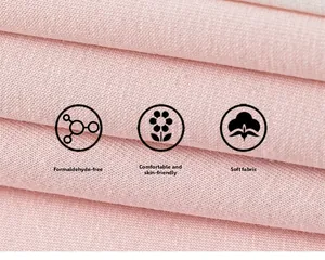 Makroaufnahme von rosa Baumwollstrickstoff mit weicher Textur und hochwertigem Nahtdetail