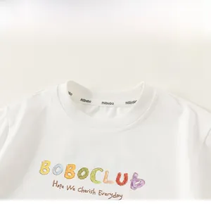 Detail eines weißen Jungen-T-Shirts aus Baumwolle mit Rundhalsausschnitt und buntem Aufdruck