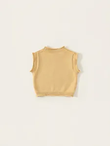 Gilet in maglia giallo senape per bambini con bordi a coste su uno sfondo beige morbido