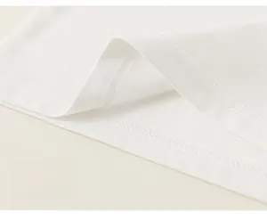 Detaillierte Makroansicht des weißen T-Shirt-Saums mit Doppelnaht-Verarbeitung für Kinder