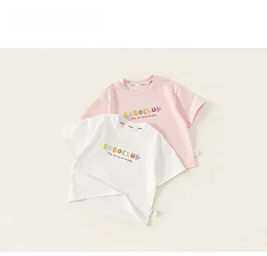 Flach liegende Baumwoll-T-Shirts in Rosa und Weiß mit buntem BOBOCLUB-Aufdruck