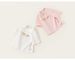 Detailansicht der hochwertigen Baumwoll-T-Shirts mit farbenfrohen BOBOCLUB-Drucken