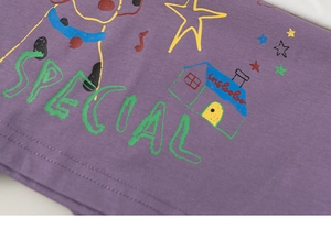 Κοντινό πλάνο μοβ βαμβακερού t-shirt με πολύχρωμο σκύλο κινουμένων σχεδίων και γκράφιτι