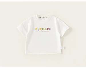 Nahaufnahme des weißen Baumwoll-Kinder-T-Shirts mit bunten BOBOCLUB-Buchstaben