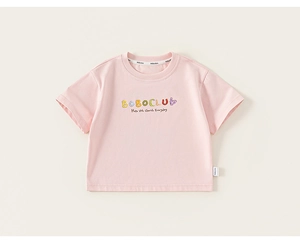 Detailansicht des rosa Baumwoll-Kinder-T-Shirts mit BOBOCLUB-Print und weicher Stoffstruktur