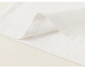 Detail der Doppelnaht am Saum eines weißen Baumwoll-T-Shirts für Jungen und Kinder