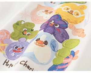 Makrodetail eines handgezeichneten Pinguin-Grafikdrucks auf weißem Jungen-T-Shirt