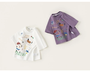 Λεπτομερής προβολή παιδικών βαμβακερών t-shirts με γκράφιτι σκύλου σε λευκό και μωβ χρώμα