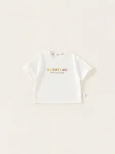 Minimalistisches weißes Baumwoll-T-Shirt für Jungen mit buntem BOBOCLUB-Aufdruck