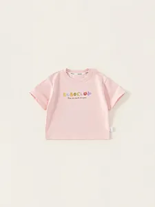 Rosa Kurzarm-T-Shirt für Jungen mit Boboclub-Aufdruck auf weißem Hintergrund