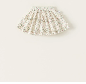 Détail d'une jupe fleurie à volants pour fille avec taille élastique et bords ondulés