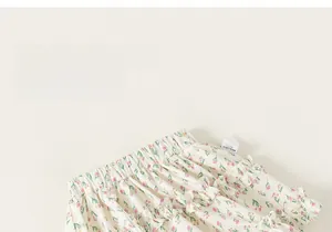 Détail de la jupe à fleurs à volants pour filles avec taille élastique et tissu doux