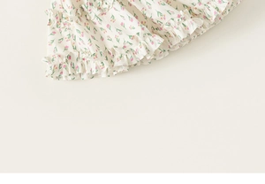 Vue détaillée de l'ourlet à volants multicouches et du motif floral de la jupe fille