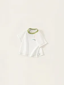Kids' white raglan short-sleeve T-shirt with green neck and cute puppy embroidery