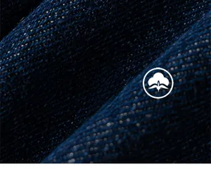 Gros plan sur la texture du tissu denim bleu foncé avec tissage sergé et coton doux