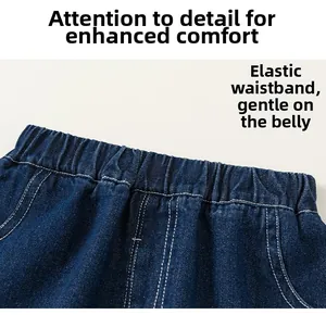 Détail de la taille élastique d'un short en jean bleu foncé pour fille avec coutures blanches