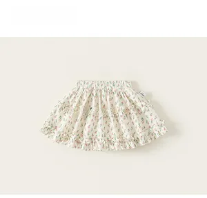 Détail d'une jupe fleurie pour fille avec taille élastique et volants à étages