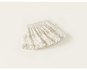 Détail d'une jupe à fleurs en coton avec taille élastique et motif floral rose