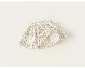Détail des volants floraux et de la taille élastique de cette jupe-short enfant