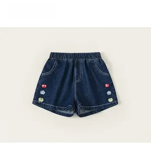 Détail du short en jean pour enfant avec taille élastique et broderie pomme sur le côté