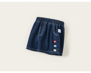 Détail du short en jean pour enfant avec taille élastique et broderie pomme colorée