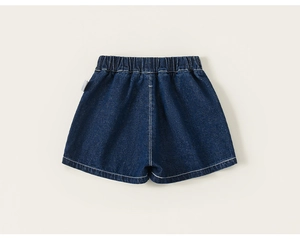 Détail d'un short en jean bleu foncé pour enfant avec taille élastique et coutures blanches
