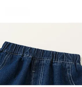 Détail du short en jean pour bébé fille avec taille élastique et surpiqûres blanches