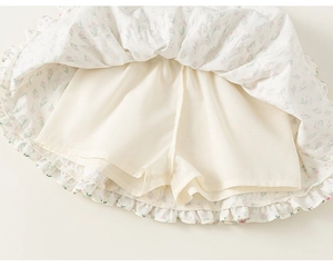 Détail de la jupe fleurie pour filles avec ourlet à volants et short de sécurité intégré