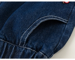 Vue macro du short en jean bleu foncé avec taille élastique et coutures détaillées