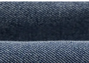 Vue macro détaillée de la texture du denim bleu foncé et des volants de la jupe