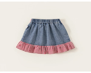 Détail jupe en jean fille avec ourlet à carreaux rouges et petites cerises brodées