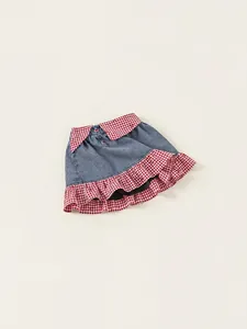 Jupe en jean pour filles avec ourlet à carreaux rouges et boutons cerise sur fond beige