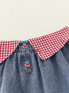 Jupe en jean pour filles avec col à carreaux rouges et boutons cerise mignons