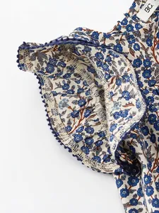 Abito floreale blu per bambina con bordi a balze e dettagli in pizzo con pompon blu