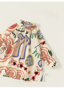 Détail d'une chemise à manches longues pour filles avec des motifs de gribouillis
