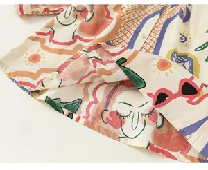 Détail des coutures soignées et de l'imprimé dessin animé sur l'ourlet de la chemise