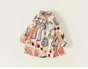 Vue détaillée d'une chemise pour enfant à imprimé graffiti en coton et lin doux