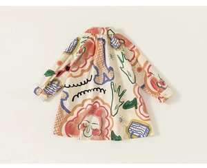 Vue détaillée du dos d'une robe chemise pour enfant avec des imprimés abstraits colorés