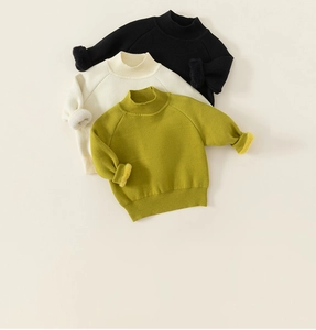 Detail van met fleece gevoerde kindertruien in zwart, crème en groen met omgeslagen mouw