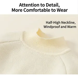 Detailweergave van de mock neck en zachte gebreide textuur van de crème wintertrui