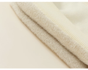 Detail van crème ribgebreide stof met dikke pluche fleecevoering voor extra warmte