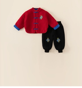 Détail de la broderie de dragon sur une veste en polaire rouge pour le Nouvel An