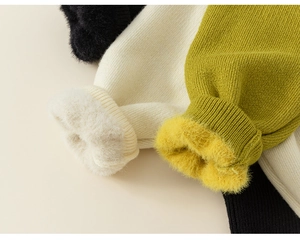 Detail van dikke fleecevoering en geribbelde manchetten op warme gebreide kleding voor kids