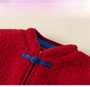 Gros plan sur la veste d'hiver rouge pour enfants avec boutons chinois traditionnels