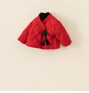 Detail einer roten gesteppten Kinderjacke mit traditionellem schwarzem chinesischem Knoten