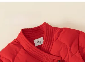 Detailaufnahme der roten gesteppten Jacke im chinesischen Stil mit traditionellem Kragen
