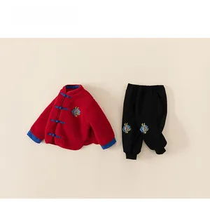 Détail de l'ensemble de Nouvel An chinois pour enfants en polaire rouge avec broderie