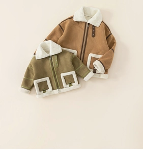 Dettaglio di giacche invernali in pelle scamosciata per bambini con fodera in lana