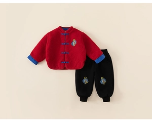 Détail d'un ensemble festif chinois rouge pour enfant avec broderie et boutons